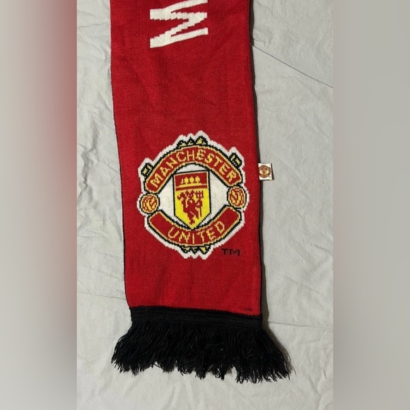 Manchester United scarf - Picture 2 of 11